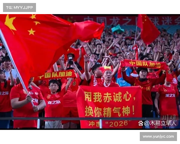 暴雨中中国安球迷坚守看台高歌激励球队展现不屈斗志 暴雨中中国安球迷坚守看台高歌激励球队展现不屈斗志